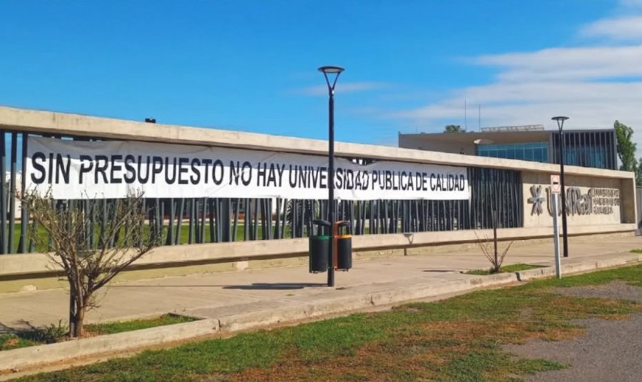 Un cartel colocado en el frente del Campus de UNRaf resume las razones del conflicto.
