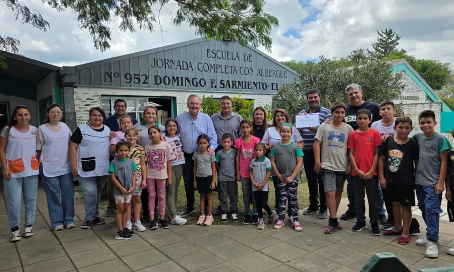 El grupo en la escuela de Aguar&aacute; Grande.