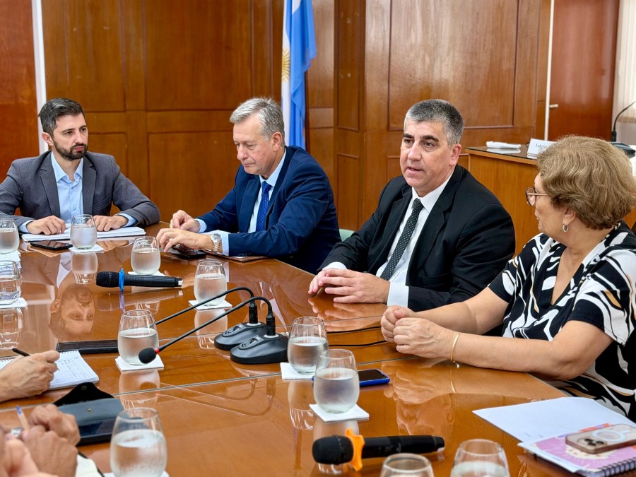 De la reuni&oacute;n participaron la totalidad de los ediles y el Secretario Regional, Mario Miretti.