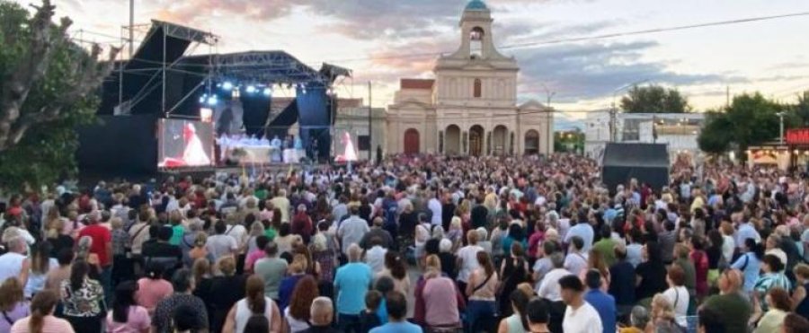 Una multitud celebr&oacute; al santo sacerdote.