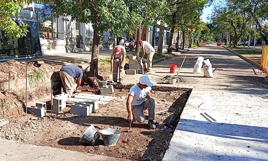 Cuadrilla municipal abocada al bacheo.