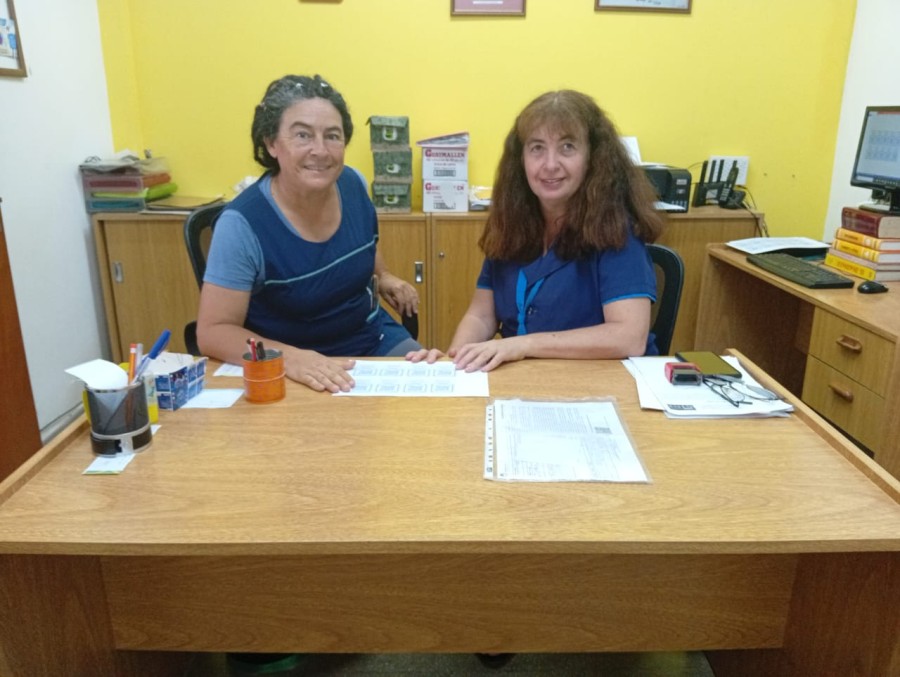 A la inzquierda, la directora Sandra Fern&aacute;ndez, a la derecha, la vicedirectora, Graciela Corboz.