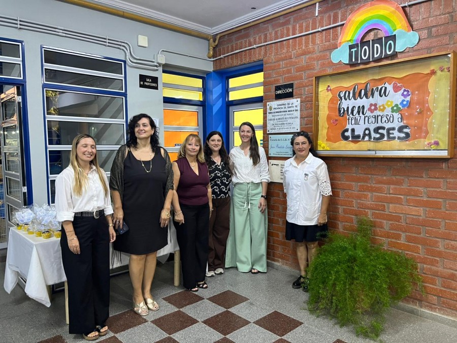 Las autoridades junto a la placa conmemorativa del Gobierno provincial