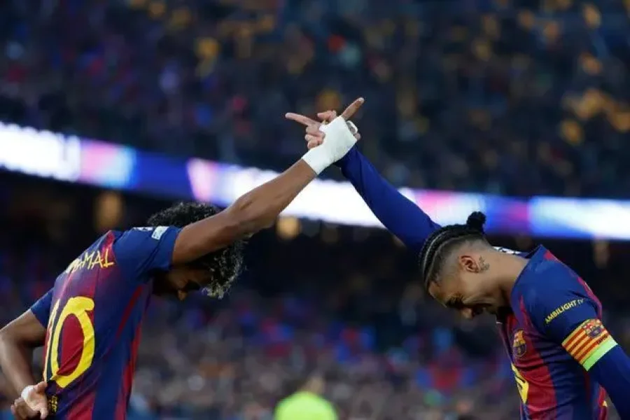 Lamine Yamal y Raphinha, figuras del Barcelona en la goleada al Newclastle para avanzar a los cuartos de final de la Champions.