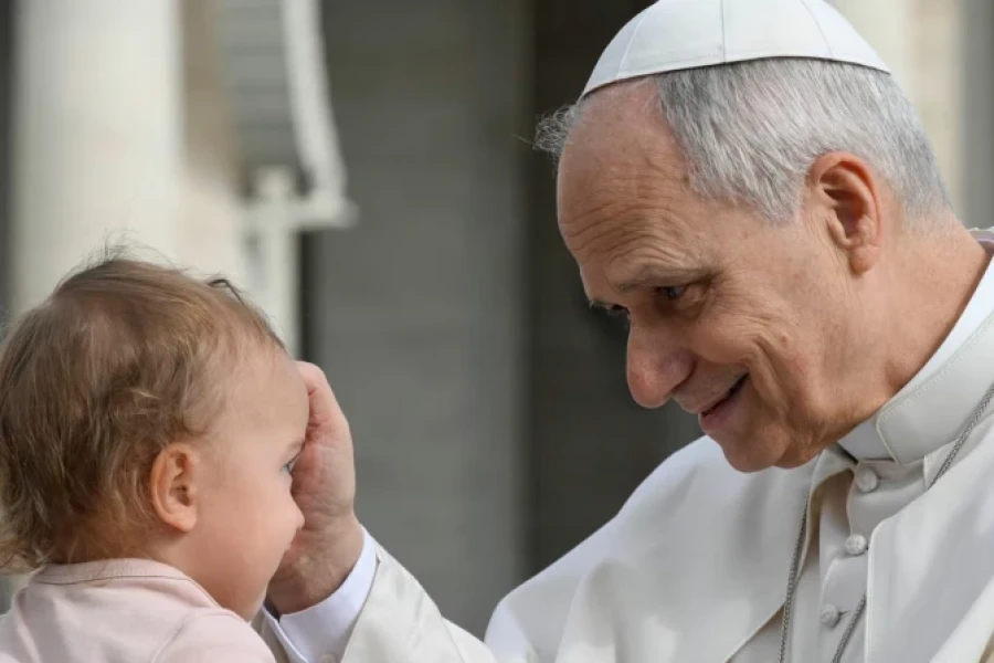 BENDICI&Oacute;N. El Papa Le&oacute;n XIV bendice a un beb&eacute; durante la Audiencia General en la Plaza de San Pedro, el 11 de marzo de 2026.