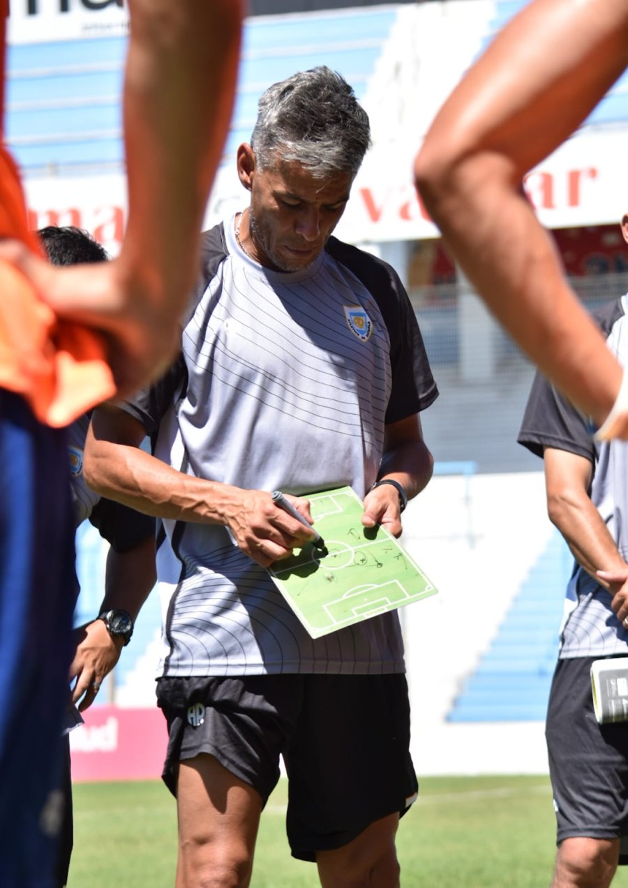 IV&Aacute;N JU&Aacute;REZ