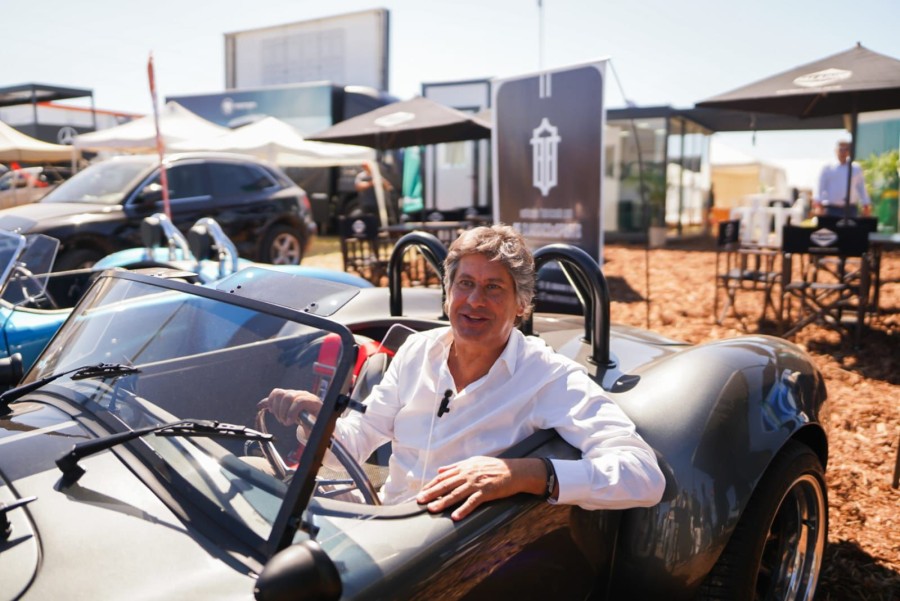 El intendente de Funes, Roly Santacroce, prueba uno de los veh&iacute;culos en exhibici&oacute;n en el megaevento que se extender&aacute; hasta el domingo en la ciudad del sur santafesino.