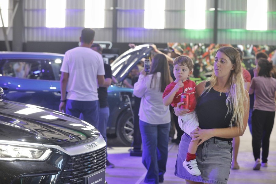 La respuesta del p&uacute;blico fue masiva en el primer d&iacute;a del Sal&oacute;n del Autom&oacute;vil en la ciudad de Funes. (FOTO PRENSA FUNES)