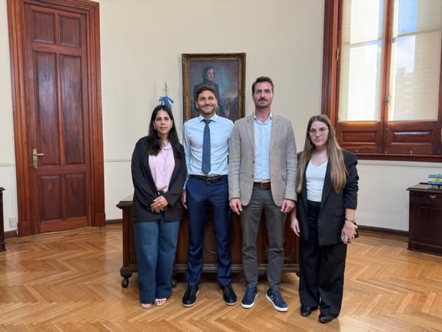 Con el gobernador Maximiliano Pullaro, Sofi&aacute; Beltramo, Irina Mana y Gonzalo Aira.