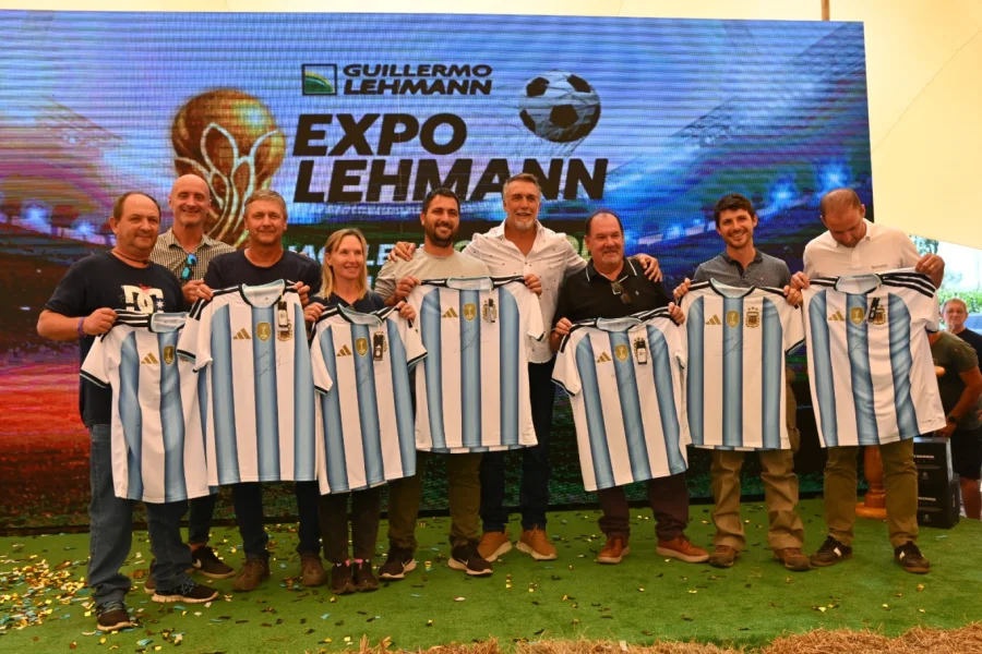 Gabriel Batistuta, junto a participantes de la Expo Lehmann con camisetas de la Selecci&oacute;n argentina, cerr&oacute; el encuentro en Pilar.