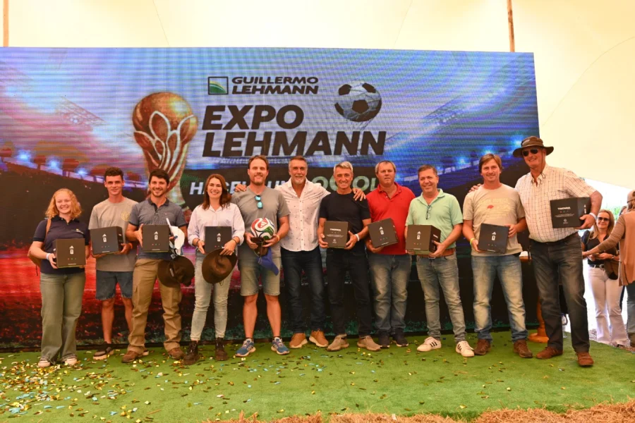 La foto que todos quer&iacute;an tener, algunos de los productores junto a Batigol. (FOTO CGL)