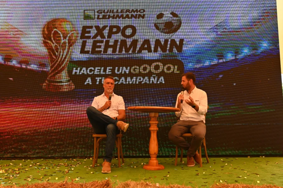 Gabriel Batistuta junto a Pablo Urso, responsable del &aacute;rea de comunicaci&oacute;n de la Cooperativa Guillermo Lehmann. (FOTO CGL)