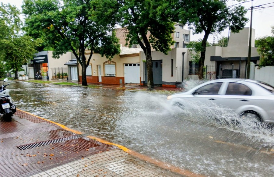 Un veh&iacute;culo avanza por calle Arist&oacute;bulo del Valle al 400 salpicando agua hacia los costados.