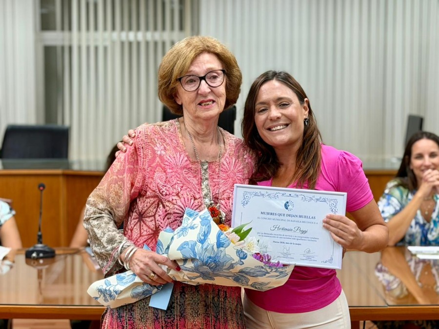 Hortensia Poggi al recibir el reconocimiento por parte de la concejal Valeria Soltermam. (FOTO PRENSA CONCEJO)