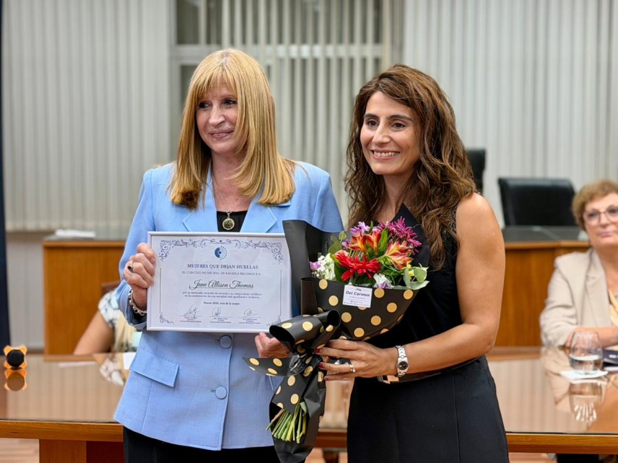 La Ing. Agr&oacute;noma June Allison Thomas con el diploma en la mano junto a la concejal Milagros Zafra. (FOTO PRENSA CONCEJO)