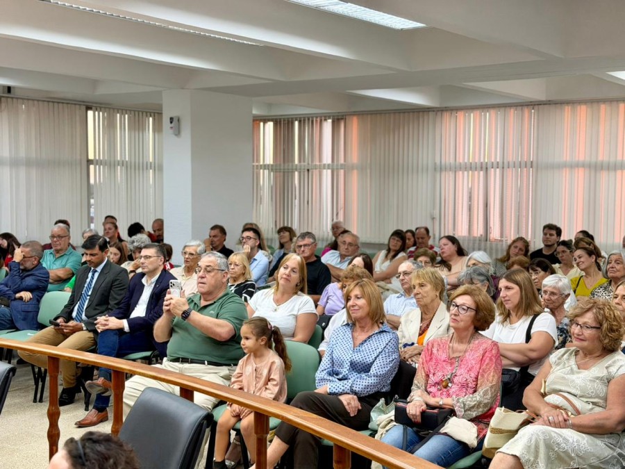 El recinto del Concejo colmado durante el reconocimiento a las "Mujeres que dejan huellas". (FOTO PRENSA CONCEJO)