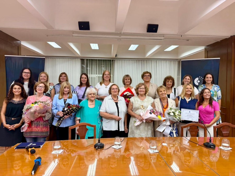 Las concejales junto al grupo de mujeres que recibieron el reconocimiento el mi&eacute;rcoles pasado en el marco del Mes de la Mujer.
