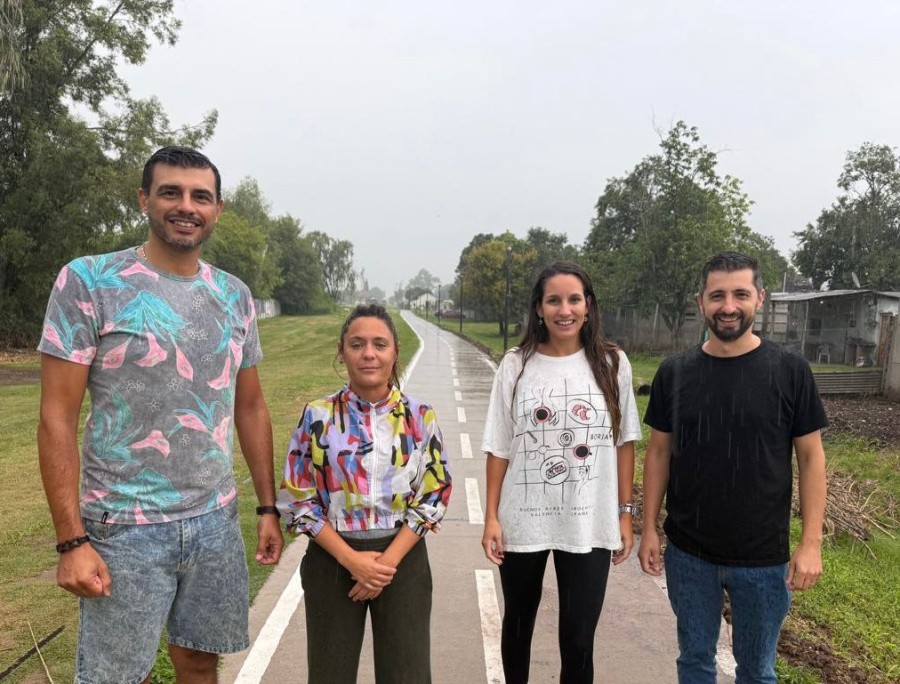 Maximiliano Postovit, Vale Soltermam, Paz Carusso y Juan Senn en la ciclov&iacute;a del Ferrocarril Belgrano.