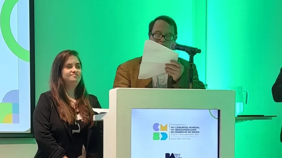 Dominique Kantor, integrante del Consejo Asesor de Personas con S&iacute;ndrome de Down de ASDRA y oradora en la ONU, junto a su compa&ntilde;ero de equipo, Francisco Bulit.
