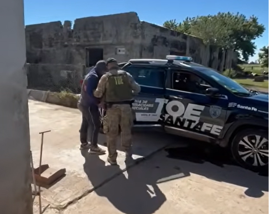 Uno de los detenidos durante el operativo en la zona rural de Josefina.