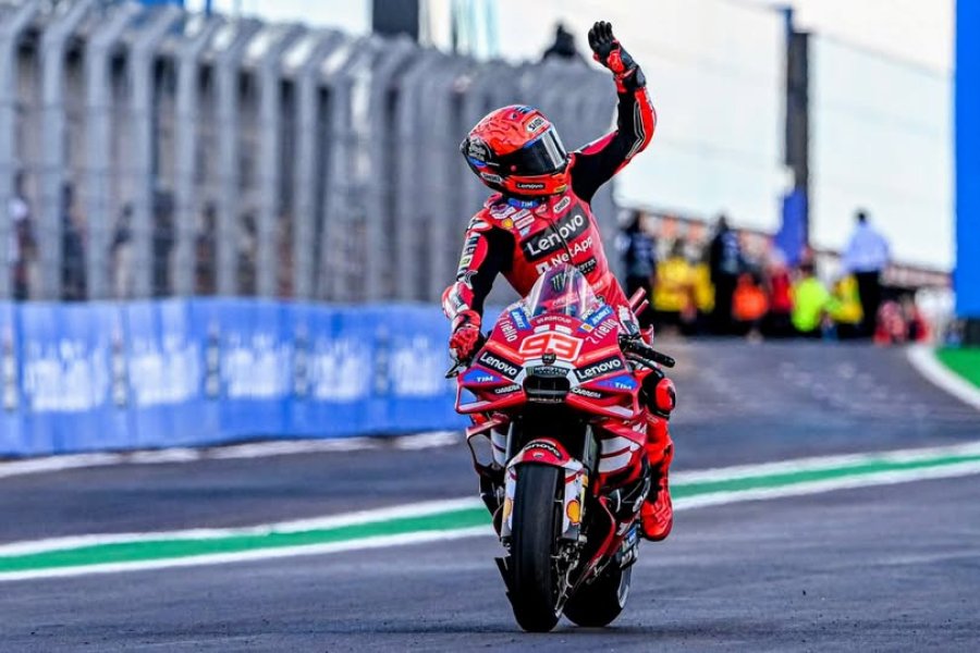 Marc M&aacute;rquez festeja su victoria en la carrera Sprint.