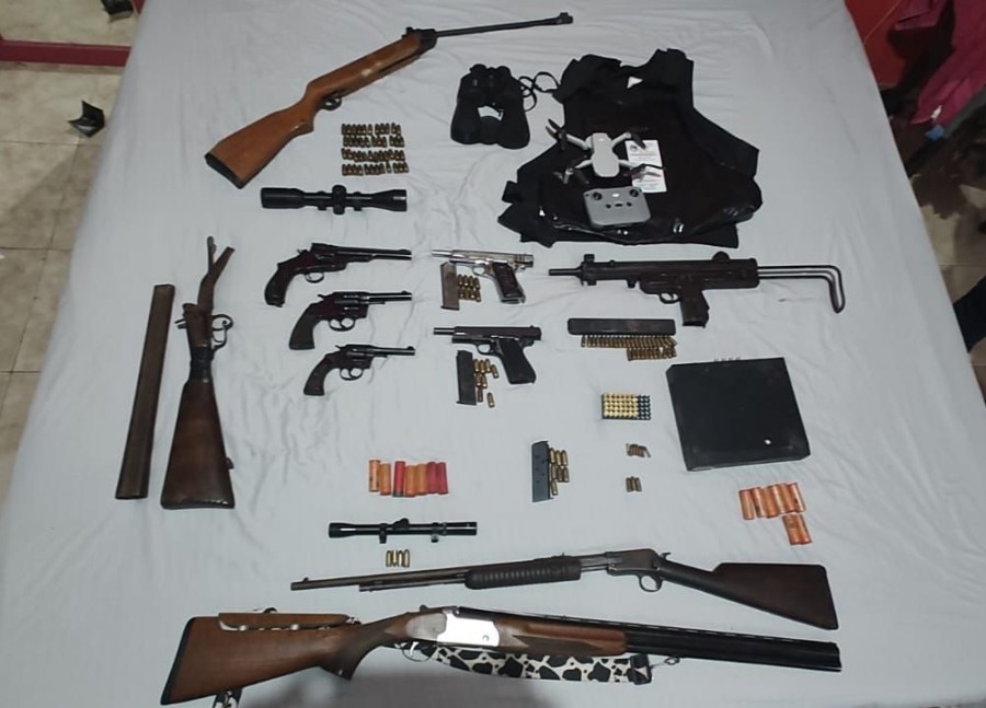 Las armas incautadas durante el allanamiento en una vivienda rural ubicada entre Frontera y Josefina. (FOTO SCS)
