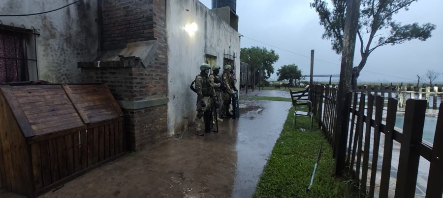 Efectivos de las TOE custodian el ingreso a la vivienda donde se llev&oacute; a cabo el operativo en la zona rural al oeste del departamento Castellanos. (FOTO SCS)