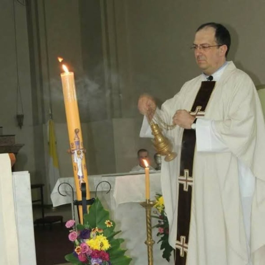 El padre Fernando durante una celebraci&oacute;n.