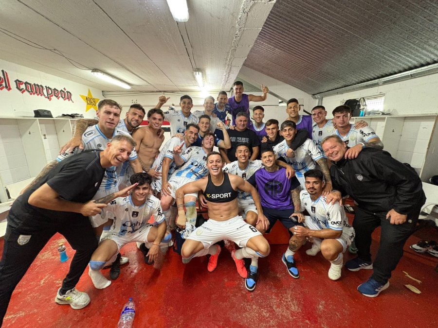VESTUARIO FELIZ PARA LA CREMA TRAS SU TRIUNFO ANTE CHACARITA EN SAN MART&Iacute;N