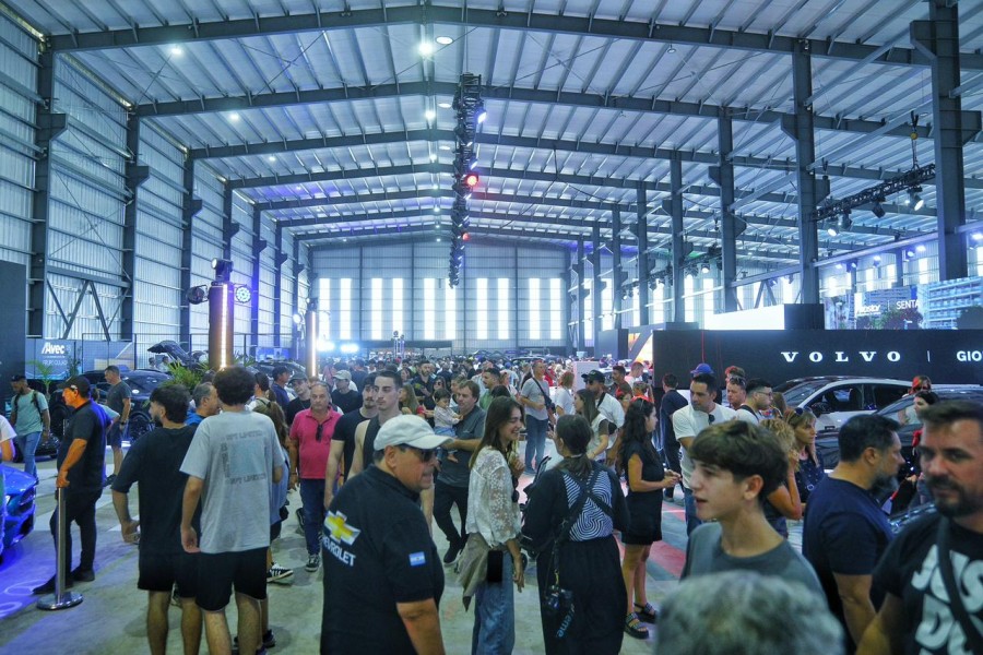 Una multitud acompa&ntilde;&oacute; la propuesta del Sal&oacute;n del Autom&oacute;vil en Funes. (FOTO PRENSA FUNES)