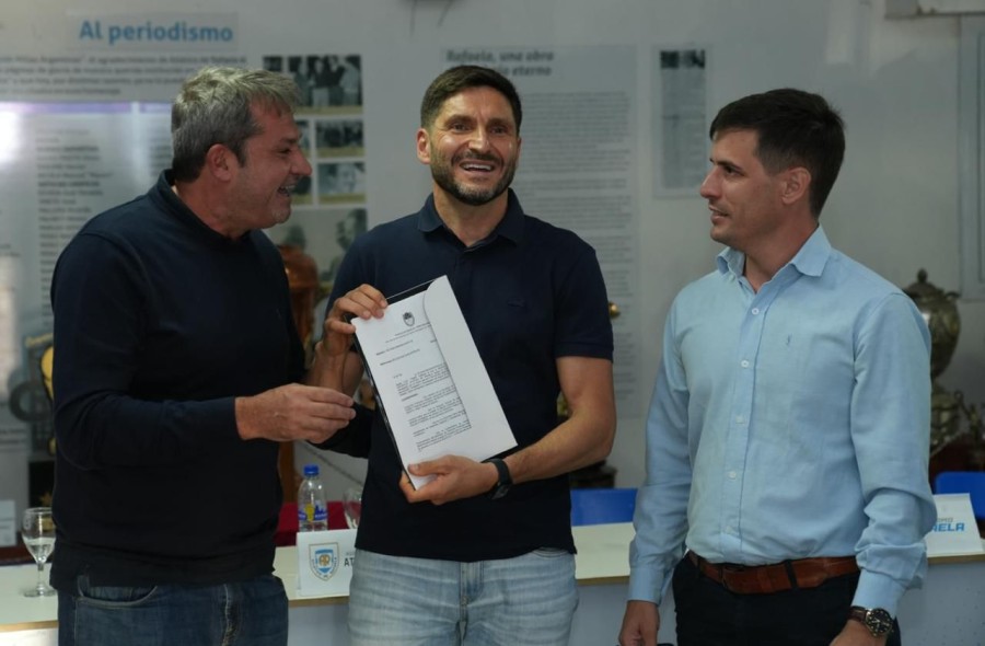 El vicepresidente 1&deg; de Atl&eacute;tico, Dami&aacute;n Sudano, el gobernador Maximiliano Pullaro y el intendente de Rafaela, Leonardo Viotti durante la entrega del aporte provincial. (FOTO SCS)
