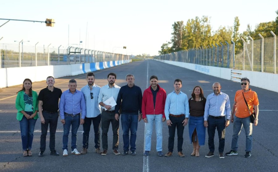Las autoridades de Provincia, Municipio, de Atl&eacute;tico y de entidades intermedias en una foto sobre la recta principal del Aut&oacute;dromo Ciudad de Rafaela. (FOTO SCS)