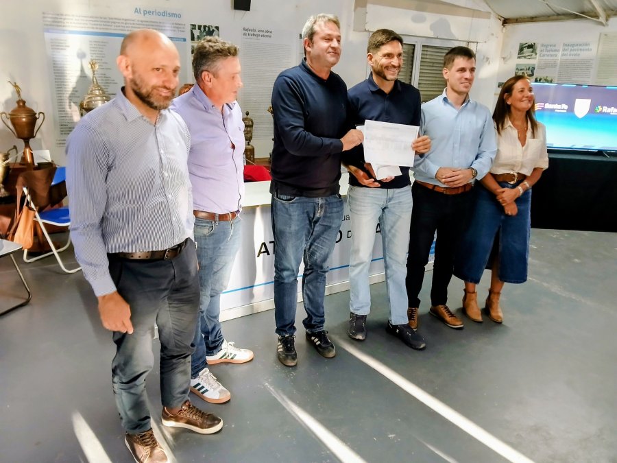 Puccini, Belinde, Sudano, Pullaro, Viotti y Aeberhard en la entrega del aporte.