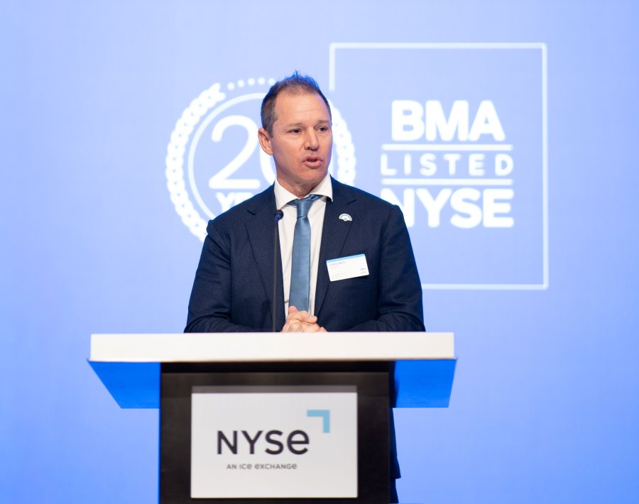 "Hoy, Banco Macro se posiciona como una de las compa&ntilde;&iacute;as con mayor valor y prestigio del pa&iacute;s", afirm&oacute; Jorge Brito desde el legendario balc&oacute;n de la Bolsa de Valores de Nueva York. (FOTO PRENSA MACRO)