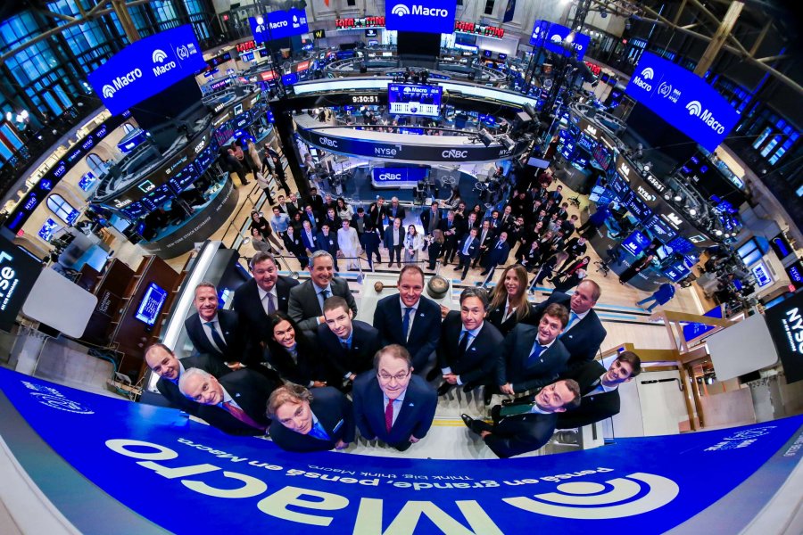 Los ejecutivos de Banco Macro desde el hist&oacute;rico balc&oacute;n del recinto burs&aacute;til de Wall Street. (FOTO PRENSA MACRO)