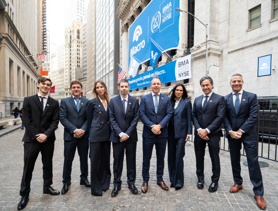 La delegaci&oacute;n argentina encabezada por Jorge Brito en el ingreso de la Bolsa de Valores de Nueva York. (FOTO PRENSA MACRO)