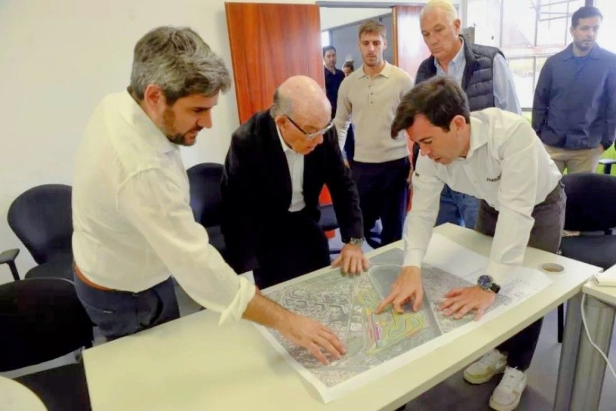 Juan Pablo Fasanella le muestra el plano a Carmelo y Carlos Ezpeleta.