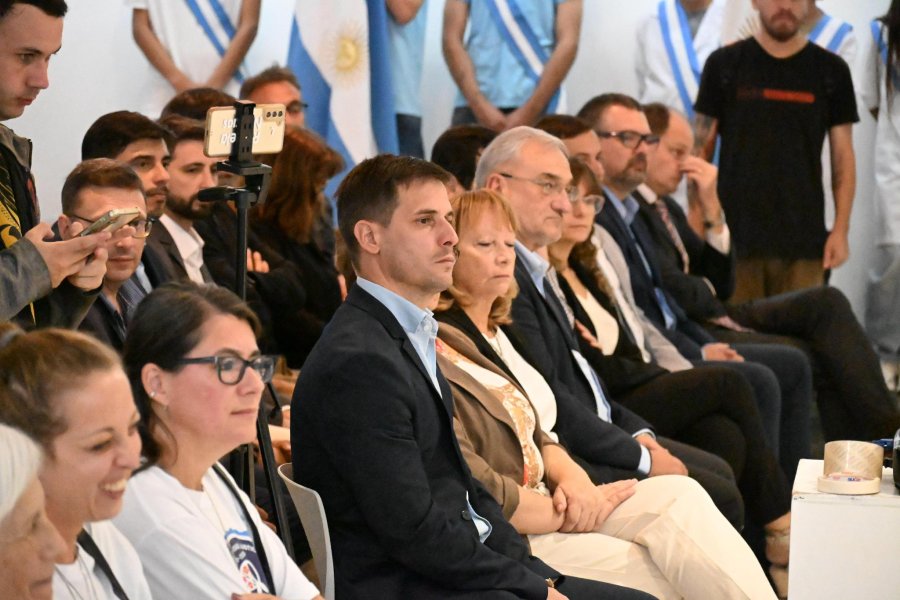 El intendente Leonardo Viotti y el senador Alcides Calvo entre otros durante el acto oficial en el Complejo del Viejo Mercado a 50 a&ntilde;os del Golpe Militar.