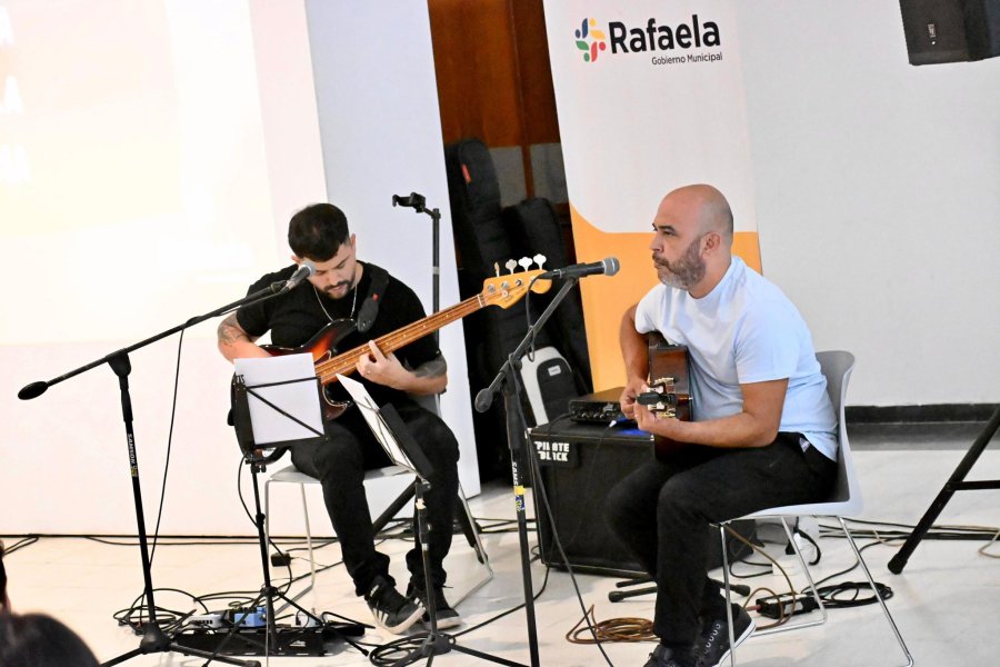 M&uacute;sica con un repertorio ligado a la memoria y la historia reciente de la Argentina. (FOTO PRENSA MUNICIPAL)