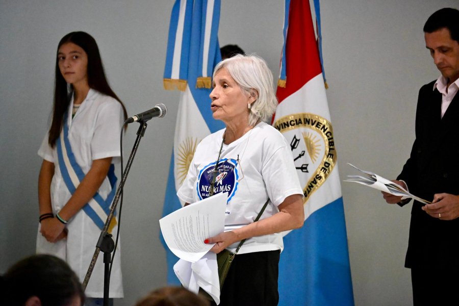 El Espacio de la Memoria de Rafaela ley&oacute; un documento durante el acto en el Viejo Mercado. (FOTO PRENSA MUNICIPAL)