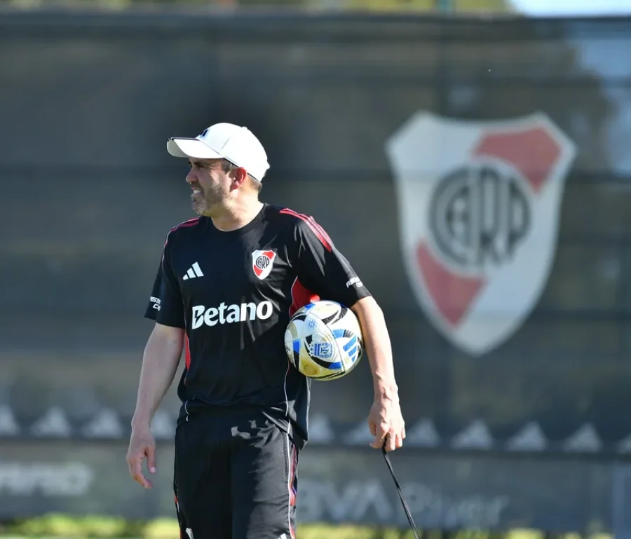 Eduardo Coudet dirigiendo sus primeros entrenamientos en River.
