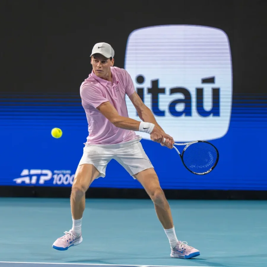 Jannik Sinner durante su triunfo en octavos de final.