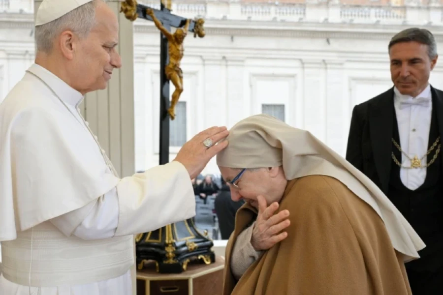 El Papa bendice a una religiosa tras una audiencia general.