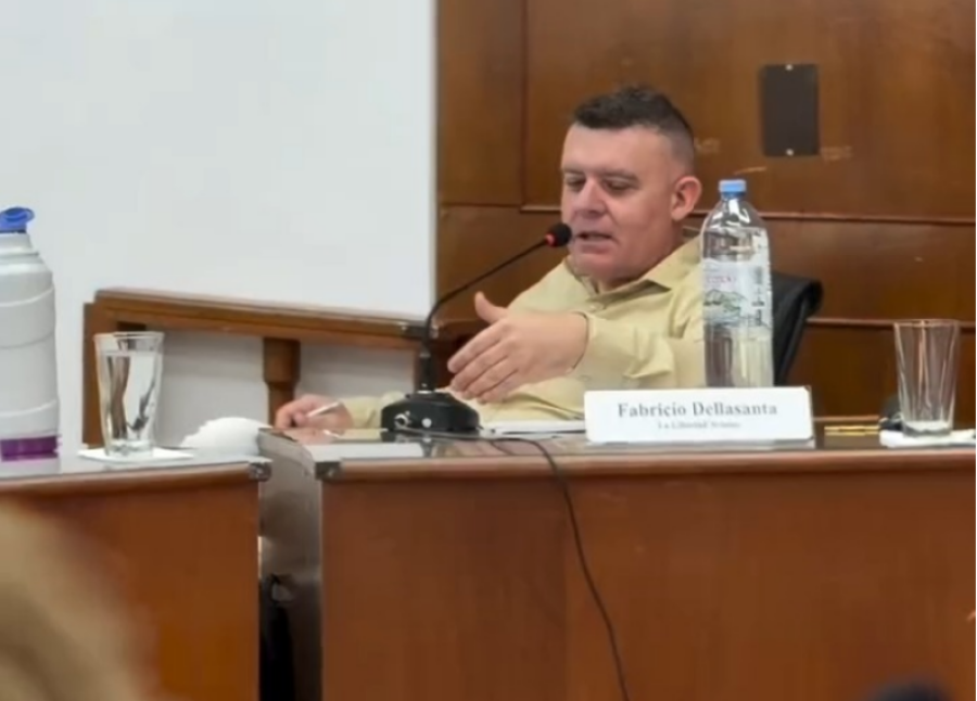 Dellasanta en su banca durante la reuni&oacute;n de comisiones de este mi&eacute;rcoles en la que recibi&oacute; duras cr&iacute;ticas. (FOTO CAPTURA VIDEO CONCEJO)