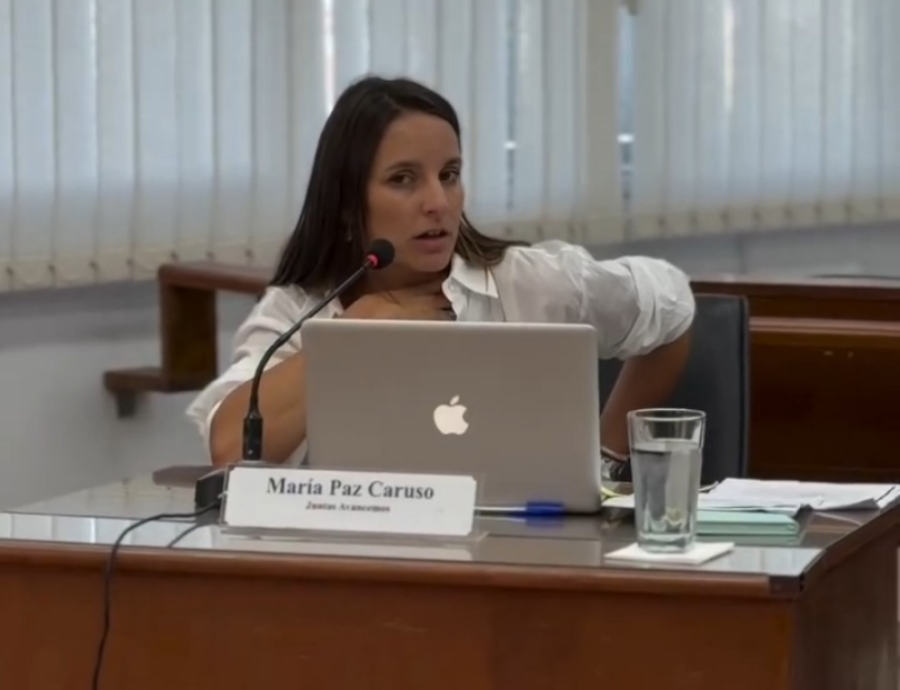 Paz Caruso abri&oacute; el debate sobre la actitud de Dellasanta al que acus&oacute; de "mit&oacute;mano". (FOTO CAPTURA VIDEO CONCEJO)