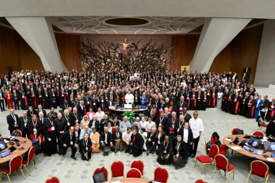 Participantes del S&iacute;nodo de la Sinodalidad se re&uacute;nen para una foto grupal el 26 de octubre de 2024.
