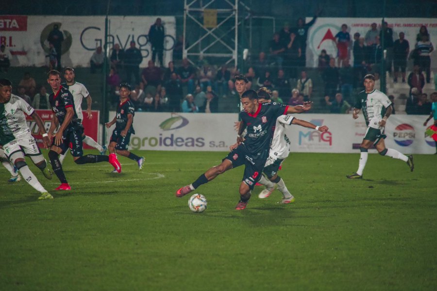 SANTAFESINO. El delantero Laureano Troncoso.
