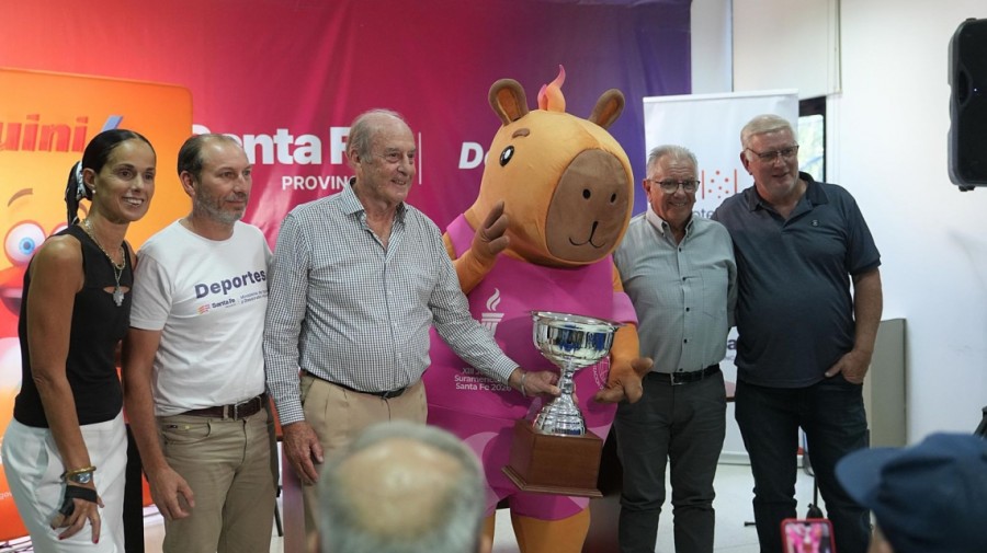 ANUNCIOS. Las autoridades junto a Capi, mascota de los Juegos Suramericanos.