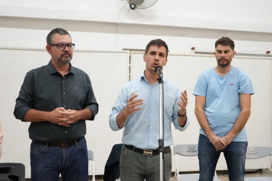 VECINAL BARRIO LEHMANN. El intendente Viotti junto a los secretarios Bottero y Asensio durante la presentaci&oacute;n del plan.