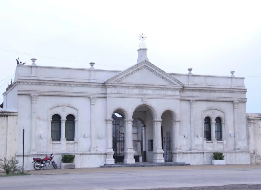 La sepultura se llev&oacute; a cabo en un pante&oacute;n especialmente acondicionado y ornamentado con cuatro placas de relieve, en el Cementerio Municipal..